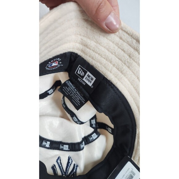 New York Yankees Women's Cozy Hat Bucket Hat Cap White Logo New Era MLB Baseball - Picture 5 of 6